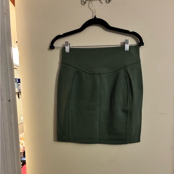 lululemon athletica Dresses & Skirts - 🆕 Lululemon Scuba Mini Skirt ( Medium)